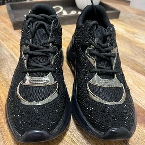 Gw Circa Guess size 6W Brand New with the box